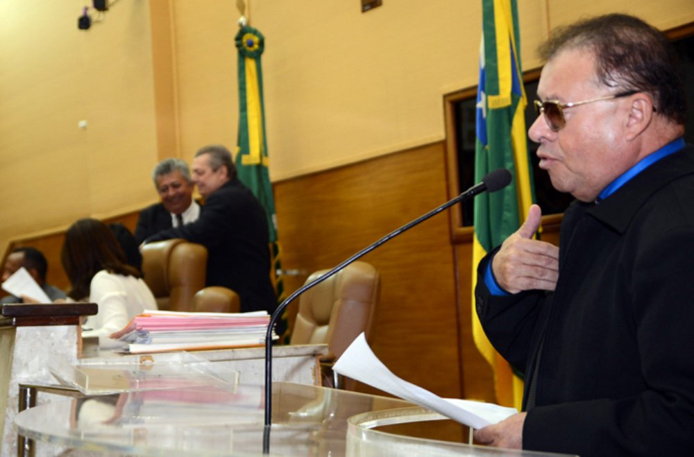 Deputado teve requerimento de sua autoria aprovado na semana passada solicitando a relação dos comissionados da administração estadual e seus vencimentos; segundo ele, "a publicação nominal dos vencimentos mensais dos servidores não viola notadamente os princípios das intimidades, honra e imagem"; ele avisa que se for encaminhada para a Assembleia a relação dos comissionados como foi aprovado, no prazo legal, irá tomar as providências jurídicas que o caso requer (Foto: Valter Lima) Deputado teve requerimento de sua autoria aprovado na semana passada solicitando a relação dos comissionados da administração estadual e seus vencimentos; segundo ele, "a publicação nominal dos vencimentos mensais dos servidores não viola notadamente os princípios das intimidades, honra e imagem"; ele avisa que se for encaminhada para a Assembleia a relação dos comissionados como foi aprovado, no prazo legal, irá tomar as providências jurídicas que o caso requer
