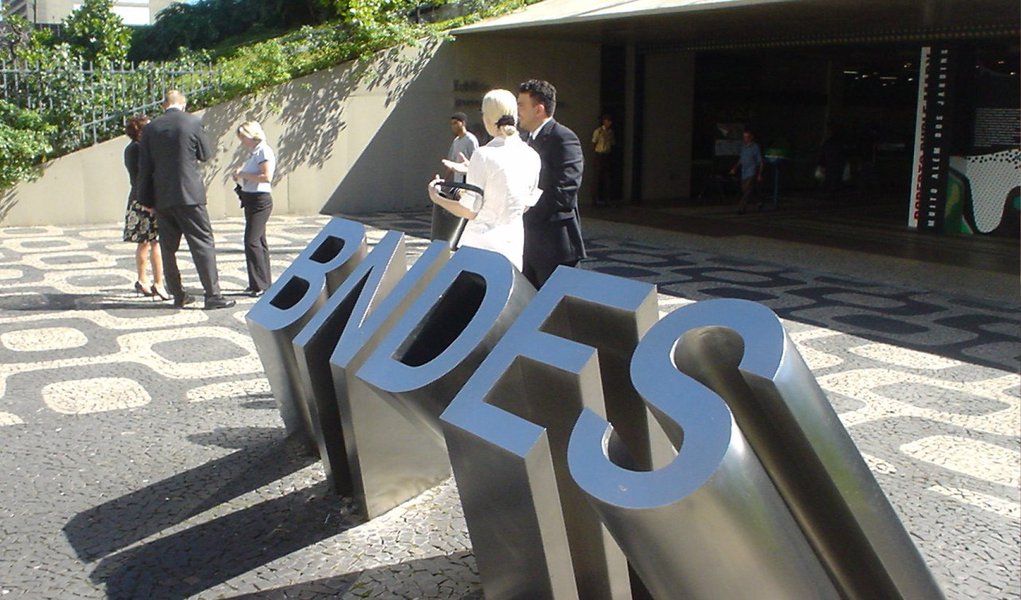 Redução foi registrada na comparação com um ano antes, para R$ 33,3 bilhões; já as consultas ao BNDES nos três meses até março desabaram 47%, para R$ 25 bilhões (Foto: Paulo Emílio) Redução foi registrada na comparação com um ano antes, para R$ 33,3 bilhões; já as consultas ao BNDES nos três meses até março desabaram 47%, para R$ 25 bilhões