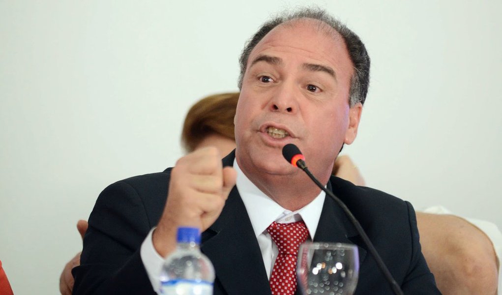 Senador eleito por Pernambuco, Fernando Bezerra Coelho (PSB) disse que, apesar de seu partido não pretender fazer oposição sistemática no segundo mandato da presidente Dilma, relação com o governo "não será uma lua de mel"; intenção de diálogo por parte de Dilma terá que ser colocada em prática o quanto antes, afirmou ao 247; "Os espaços são estreitos, seja no Congresso ou com a sociedade. Ela tem que apresentar, e rapidamente, uma agenda de reformas para o futuro do Brasil, até porque 2015 será um ano bastante difícil"; ele também procurou distanciar o PSB da postura do PSDB; "Não tem terceiro turno. Dilma ganhou a eleição de forma democrática e legítima. Agora, cada um vai fazer o papel que a população determinou", disse (Foto: Paulo Emílio) www.brasil247.com - Senador eleito por Pernambuco, Fernando Bezerra Coelho (PSB) disse que, apesar de seu partido não pretender fazer oposição sistemática no segundo mandato da presidente Dilma, relação com o governo "não será uma lua de mel"; intenção de diálogo por parte de Dilma terá que ser colocada em prática o quanto antes, afirmou ao 247; "Os espaços são estreitos, seja no Congresso ou com a sociedade. Ela tem que apresentar, e rapidamente, uma agenda de reformas para o futuro do Brasil, até porque 2015 será um ano bastante difícil"; ele também procurou distanciar o PSB da postura do PSDB; "Não tem terceiro turno. Dilma ganhou a eleição de forma democrática e legítima. Agora, cada um vai fazer o papel que a população determinou", disse
