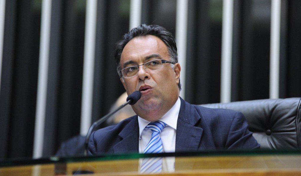 Deputado e vice-presidente da Câmara disse que é candidato ao Senado na chapa de sua correligionária e senadora Gleisi Hoffmann; André Vargas (PT-PR) desmentiu informação do jornal de que ele se movimenta para presidir a Câmara em 2015; segundo a coluna Painel, essa articulação seria a causa principal para a crise do governo Dilma com o PMDB (Foto: Leonardo Lucena) Deputado e vice-presidente da Câmara disse que é candidato ao Senado na chapa de sua correligionária e senadora Gleisi Hoffmann; André Vargas (PT-PR) desmentiu informação do jornal de que ele se movimenta para presidir a Câmara em 2015; segundo a coluna Painel, essa articulação seria a causa principal para a crise do governo Dilma com o PMDB