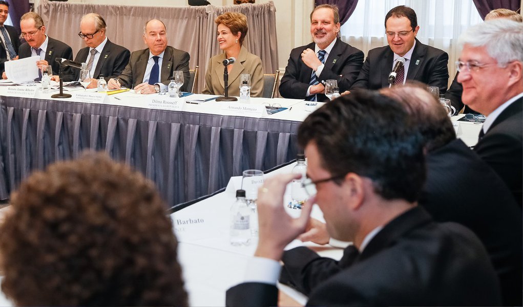 Em Nova York, onde participa de reuniões privadas com investidores e empresários norte-americanos neste domingo (28), a presidente Dilma Rousseff afirmou que as turbulências com o desenrolar da Operação Lava Jato não são motivo para que o País deixe de ser atrativo para investimento de gigantes multinacionais; a presidente recebe 25 empresários brasileiros que têm investimentos de grande porte nos EUA; o ministro do Desenvolvimento, Armando Monteiro, reiterou as palavras da presidente sobre a garantia de "confiança" que o Brasil pode dar aos investidores. "A mensagem é: confiança no Brasil" (Foto: Romulo Faro) Em Nova York, onde participa de reuniões privadas com investidores e empresários norte-americanos neste domingo (28), a presidente Dilma Rousseff afirmou que as turbulências com o desenrolar da Operação Lava Jato não são motivo para que o País deixe de ser atrativo para investimento de gigantes multinacionais; a presidente recebe 25 empresários brasileiros que têm investimentos de grande porte nos EUA; o ministro do Desenvolvimento, Armando Monteiro, reiterou as palavras da presidente sobre a garantia de "confiança" que o Brasil pode dar aos investidores. "A mensagem é: confiança no Brasil"