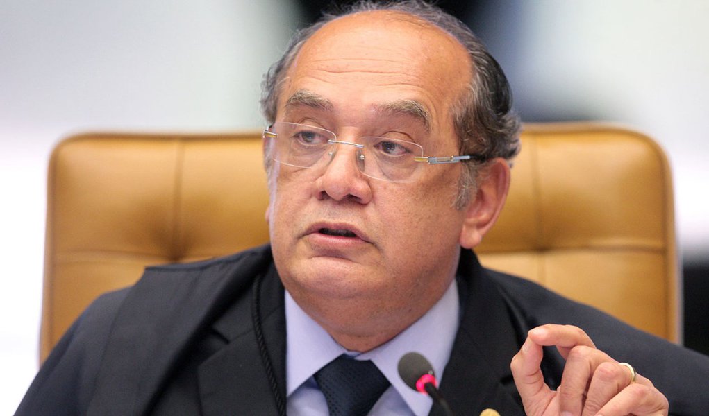 Ministro lamentou o conflito entre o presidente da corte, Joaquim Barbosa, e Ricardo Lewandowski, mas acredita que o episódio será superado; "Eventualmente, nós vemos esse tipo de situação durante debates que se exacerbam, muito em função da tensão mesmo existente"; Gilmar Mendes não mencionou, porém, o fato de Barbosa protagonizar discussões desde o início do julgamento (Foto: Gisele Federicce) Ministro lamentou o conflito entre o presidente da corte, Joaquim Barbosa, e Ricardo Lewandowski, mas acredita que o episódio será superado; "Eventualmente, nós vemos esse tipo de situação durante debates que se exacerbam, muito em função da tensão mesmo existente"; Gilmar Mendes não mencionou, porém, o fato de Barbosa protagonizar discussões desde o início do julgamento