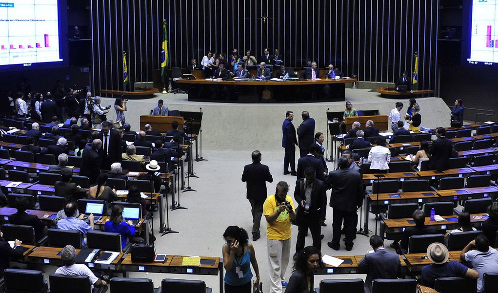 O presidente da Câmara Federal, Eduardo Cunha (PMDB-RJ), aprovou, nesta quarta-feira (4), a criação de três Comissões Parlamentares de Inquérito (CPIs) para investigar a violência contra jovens negros, o sistema carcerário e a ocorrência de irregularidades no mercado de órteses e próteses (Foto: Paulo Emílio) O presidente da Câmara Federal, Eduardo Cunha (PMDB-RJ), aprovou, nesta quarta-feira (4), a criação de três Comissões Parlamentares de Inquérito (CPIs) para investigar a violência contra jovens negros, o sistema carcerário e a ocorrência de irregularidades no mercado de órteses e próteses