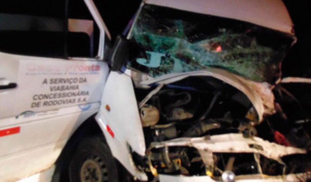 A colisão ocorreu na madrugada deste sábado, 22, na BR-116, próximo ao município de Vitória da Conquista. De acordo com a Polícia Rodoviária Federal (PRF), um Corsa colidiu frontalmente com um micro-ônibus na altura do quilômetro 771, por volta da 1h. Cândido Sebastião Cerqueira, 28 anos, que dirigia o Corsa, e José Vanderley Fernandes de Oliveira, 43, motorista do micro-ônibus, morreram na hora. As causas do acidente ainda não foram informadas, mas a polícia acredita que um dos motoristas tenham cochilado ao volante (Foto: Aquiles Lins) A colisão ocorreu na madrugada deste sábado, 22, na BR-116, próximo ao município de Vitória da Conquista. De acordo com a Polícia Rodoviária Federal (PRF), um Corsa colidiu frontalmente com um micro-ônibus na altura do quilômetro 771, por volta da 1h. Cândido Sebastião Cerqueira, 28 anos, que dirigia o Corsa, e José Vanderley Fernandes de Oliveira, 43, motorista do micro-ônibus, morreram na hora. As causas do acidente ainda não foram informadas, mas a polícia acredita que um dos motoristas tenham cochilado ao volante