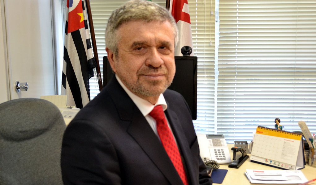 Após o anúncio de que o vereador Milton Leite (DEM) estaria articulando sua candidatura para presidente da Câmara, apoiado na insatisfação de vereadores da base aliada, Américo e o líder do PSDB, Floriano Pesaro, estabeleceram o acordo; a eleição acontece no domingo (Foto: Roberta Namour) Após o anúncio de que o vereador Milton Leite (DEM) estaria articulando sua candidatura para presidente da Câmara, apoiado na insatisfação de vereadores da base aliada, Américo e o líder do PSDB, Floriano Pesaro, estabeleceram o acordo; a eleição acontece no domingo