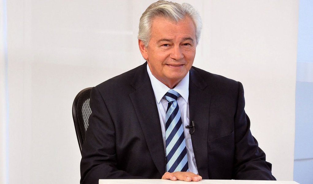 O presidente do Legislativo estadual, Arnaldo Melo (PMDB) afirmou que o auxílio-moradia não foi criado durante a sua gestão, mas em 2001; segundo o peemedebista, o que houve, foi apenas uma regulamentação de valores na Casa de acordo com novas regras estabelecidas no Congresso; questionado se os deputados estaduais tinham a necessidade de receber o auxílio-moradia, o presidente afirmou que sim, mas evitou polemizar o tema. "Prefiro dizer o seguinte: a Assembleia na minha gestão tem procurado acompanhar a Câmara Federal e o Senado", disse (Foto: Itevaldo Junior) O presidente do Legislativo estadual, Arnaldo Melo (PMDB) afirmou que o auxílio-moradia não foi criado durante a sua gestão, mas em 2001; segundo o peemedebista, o que houve, foi apenas uma regulamentação de valores na Casa de acordo com novas regras estabelecidas no Congresso; questionado se os deputados estaduais tinham a necessidade de receber o auxílio-moradia, o presidente afirmou que sim, mas evitou polemizar o tema. "Prefiro dizer o seguinte: a Assembleia na minha gestão tem procurado acompanhar a Câmara Federal e o Senado", disse