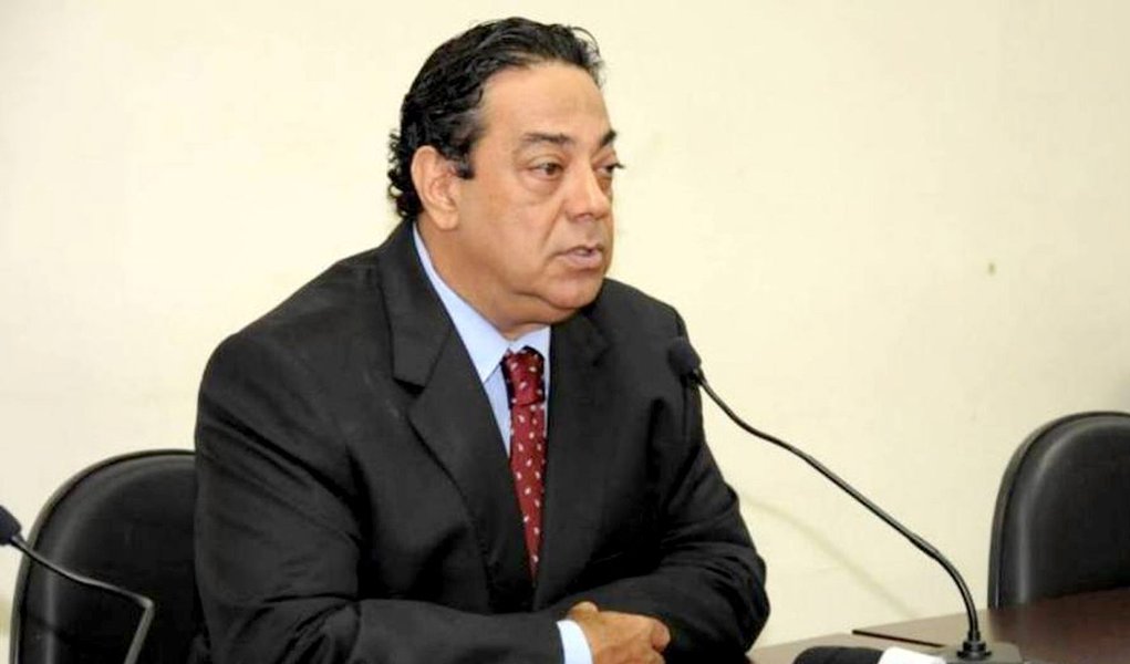 Secretário executivo da Secretaria de Saúde do Estado, José Gastão de Almada Néder, preso pela Polícia Federal na última terça-feira, 9, na operação Ponto Socorro, deixou a prisão nessa sexta-feira, 12; também foram soltos Rodolfo Alves dos Santos, membro da Comissão de Licitação da Sesau e Maria Lenice Freire de Abreu Costa, assessora jurídica da pasta; Gastão apresentou bens no valor da fiança de mais de R$1 milhão; Rodolfo Alves foi liberado após pagar fiança no valor de 50 salários mínimos; já Maria Lenice Freire teve a prisão preventiva revogada; continuam presos a ex-secretária de Saúde Vanda Paiva e o diretor do Departamento de Apoio à Gestão Hospitalar, Luiz Renato Pedrá Sá, que estava foragido e se apresentou à Polícia Federal na última quinta-feira, 11 (Foto: Aquiles Lins) Secretário executivo da Secretaria de Saúde do Estado, José Gastão de Almada Néder, preso pela Polícia Federal na última terça-feira, 9, na operação Ponto Socorro, deixou a prisão nessa sexta-feira, 12; também foram soltos Rodolfo Alves dos Santos, membro da Comissão de Licitação da Sesau e Maria Lenice Freire de Abreu Costa, assessora jurídica da pasta; Gastão apresentou bens no valor da fiança de mais de R$1 milhão; Rodolfo Alves foi liberado após pagar fiança no valor de 50 salários mínimos; já Maria Lenice Freire teve a prisão preventiva revogada; continuam presos a ex-secretária de Saúde Vanda Paiva e o diretor do Departamento de Apoio à Gestão Hospitalar, Luiz Renato Pedrá Sá, que estava foragido e se apresentou à Polícia Federal na última quinta-feira, 11
