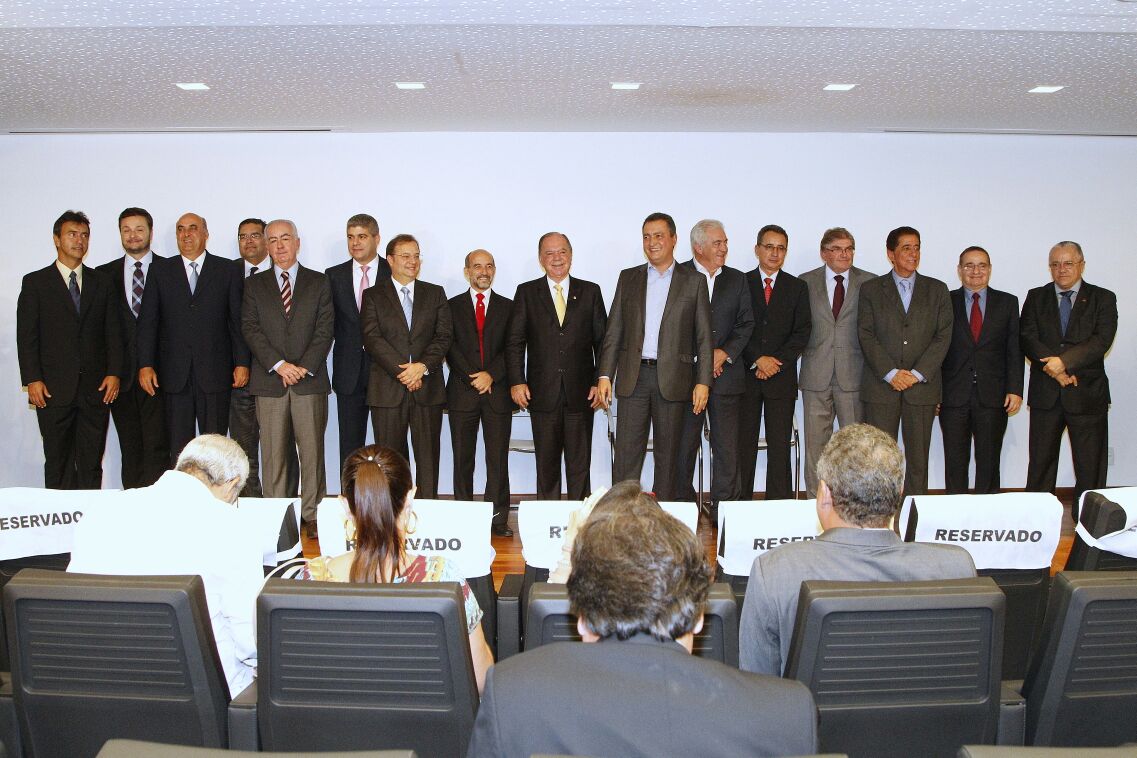 "Busquei um misto de pessoas novas, com pessoas que já estavam conduzindo o governo até aqui. Avisei a eles que, primeiro, vamos trabalhar em equipe, não com talentos individuais. Segundo, vamos motivar as pessoas nas secretarias, tirar da zona de conforto e apresentar novos desafios. E para cada um deles, eu vou colocar metas e objetivos específicos", disse o governador eleito, Rui Costa; os outros 11 secretários serão anunciados na quinta-feira (16); veja as secretarias que já têm seus titulares escolhidos (Foto: Romulo Faro) "Busquei um misto de pessoas novas, com pessoas que já estavam conduzindo o governo até aqui. Avisei a eles que, primeiro, vamos trabalhar em equipe, não com talentos individuais. Segundo, vamos motivar as pessoas nas secretarias, tirar da zona de conforto e apresentar novos desafios. E para cada um deles, eu vou colocar metas e objetivos específicos", disse o governador eleito, Rui Costa; os outros 11 secretários serão anunciados na quinta-feira (16); veja as secretarias que já têm seus titulares escolhidos
