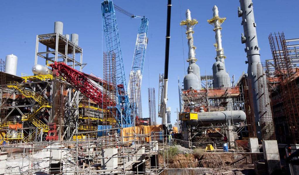A Petrobras iniciou na quarta-feira a operação da unidade de hidrotratamento (HDT) de diesel da Refinaria do Nordeste (Rnest), também conhecida como Refinaria Abreu e Lima, em Pernambuco, com uma carga inicial de 45.915 barris por dia; a primeira unidade de refino da Rnest entrou em operação em dezembro, mas ainda com sua capacidade limitada
(Foto: Paulo Emílio) A Petrobras iniciou na quarta-feira a operação da unidade de hidrotratamento (HDT) de diesel da Refinaria do Nordeste (Rnest), também conhecida como Refinaria Abreu e Lima, em Pernambuco, com uma carga inicial de 45.915 barris por dia; a primeira unidade de refino da Rnest entrou em operação em dezembro, mas ainda com sua capacidade limitada