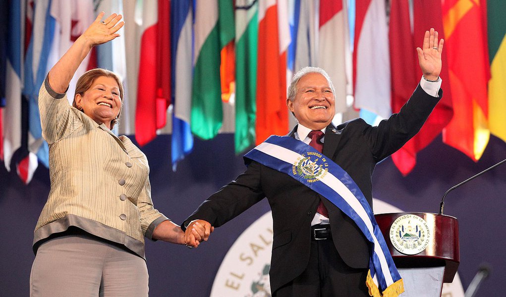 Salvador Sánchez Cerén, ex-líder guerrilheiro da FMLN, foi eleito com 50,11% dos votos: “Exercerei a presidência com honra, austeridade, eficiência e transparência. Depois de longos anos de luta pela justiça de meu país, recebo com muito respeito a faixa presidencial, com o compromisso de exercer a presidência para todos os salvadorenhos”
(Foto: Roberta Namour) Salvador Sánchez Cerén, ex-líder guerrilheiro da FMLN, foi eleito com 50,11% dos votos: “Exercerei a presidência com honra, austeridade, eficiência e transparência. Depois de longos anos de luta pela justiça de meu país, recebo com muito respeito a faixa presidencial, com o compromisso de exercer a presidência para todos os salvadorenhos”