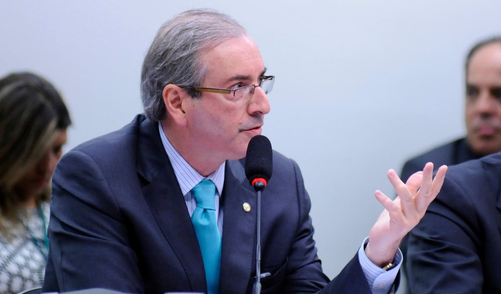 “Se a comissão entender que deva proceder à abertura dos meus sigilos telefônico, bancário ou financeiro, deve fazê-lo. Se a comissão entender faça, mas faça dentro de um processo investigativo”, afirmou Eduardo Cunha (PMDB-RJ), presidente da Câmara dos Deputados (Foto: Leonardo Attuch) “Se a comissão entender que deva proceder à abertura dos meus sigilos telefônico, bancário ou financeiro, deve fazê-lo. Se a comissão entender faça, mas faça dentro de um processo investigativo”, afirmou Eduardo Cunha (PMDB-RJ), presidente da Câmara dos Deputados