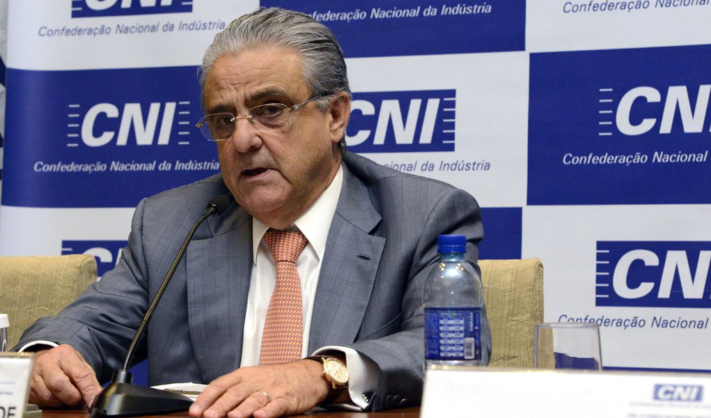 Presidente da Confederação Nacional da Industria, Robson Andrade, afirma ser contrário à possibilidade de impeachment da presidente Dilma Rousseff, mas ressalta que o governo está em um "caminho errado" em relação ao ajuste fiscal: “As instituições têm de ser respeitadas. Foi eleita, tem de respeitar e ajudar a construir o país dentro do sistema político que temos, com a liderança que escolhemos”, diz; segundo ele, se a economia melhorar e o país voltar a crescer, a impopularidade deve mudar completamente (Foto: Roberta Namour) Presidente da Confederação Nacional da Industria, Robson Andrade, afirma ser contrário à possibilidade de impeachment da presidente Dilma Rousseff, mas ressalta que o governo está em um "caminho errado" em relação ao ajuste fiscal: “As instituições têm de ser respeitadas. Foi eleita, tem de respeitar e ajudar a construir o país dentro do sistema político que temos, com a liderança que escolhemos”, diz; segundo ele, se a economia melhorar e o país voltar a crescer, a impopularidade deve mudar completamente