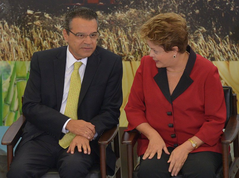 Presidente da Câmara era cotado para a pasta da Previdência Social no novo governo Dilma, mas após a divulgação da lista de 28 políticos supostamente envolvidos no esquema de corrupção na Petrobras, conforme delação de Paulo Roberto Costa, pode ficar sem pasta; Henrique Alves (PMDB-RN) é citado pelo ex-diretor da estatal como um dos beneficiados; presidente Dilma Rousseff reavalia indicações, pois não quer chamar para a nova equipe nomes sob suspeita, que podem ser alvo de investigação a partir do ano que vem (Foto: Gisele Federicce) Presidente da Câmara era cotado para a pasta da Previdência Social no novo governo Dilma, mas após a divulgação da lista de 28 políticos supostamente envolvidos no esquema de corrupção na Petrobras, conforme delação de Paulo Roberto Costa, pode ficar sem pasta; Henrique Alves (PMDB-RN) é citado pelo ex-diretor da estatal como um dos beneficiados; presidente Dilma Rousseff reavalia indicações, pois não quer chamar para a nova equipe nomes sob suspeita, que podem ser alvo de investigação a partir do ano que vem