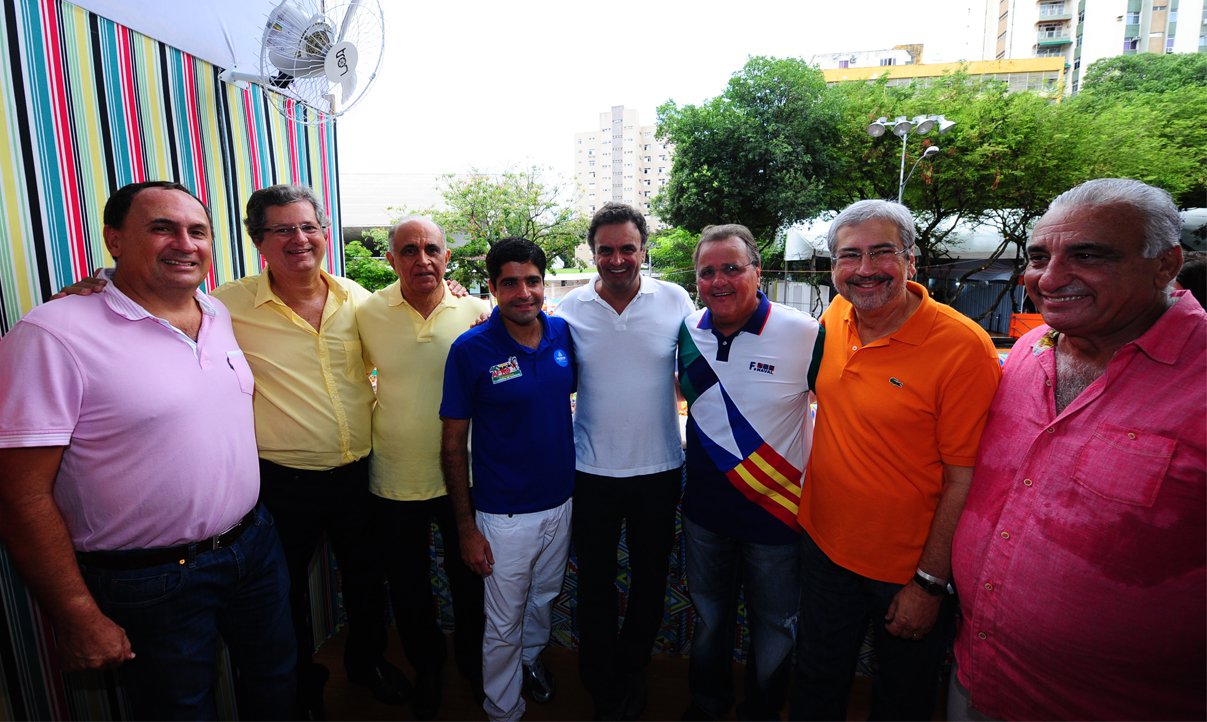 "As últimas eleições mostraram que as coisas começam a mudar. As oposições, o PSDB e o DEM somados, venceram em grande número de capitais do NE, muito mais do que venceu o PT. Salvador é o melhor exemplo disso. Podemos dizer Aracaju, Maceió, Teresina, indo para o Norte, Belém, Manaus. Foram vitorias das oposições, PSDB ou do Democratas. O que mostra que nessas regiões também há um sentimento de que o Brasil precisa de algo novo", afirmou presidenciável do PSDB em coletiva em Salvador nesta sexta-feira (Foto: Valter Lima) "As últimas eleições mostraram que as coisas começam a mudar. As oposições, o PSDB e o DEM somados, venceram em grande número de capitais do NE, muito mais do que venceu o PT. Salvador é o melhor exemplo disso. Podemos dizer Aracaju, Maceió, Teresina, indo para o Norte, Belém, Manaus. Foram vitorias das oposições, PSDB ou do Democratas. O que mostra que nessas regiões também há um sentimento de que o Brasil precisa de algo novo", afirmou presidenciável do PSDB em coletiva em Salvador nesta sexta-feira