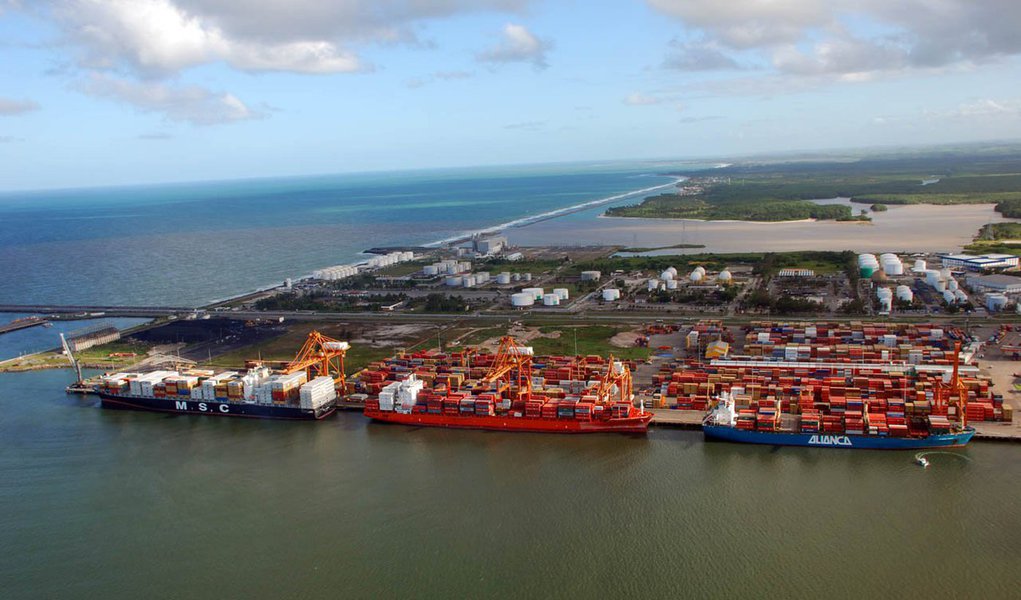 A centralização das administrações de terminais brasileiros na Secretaria Especial dos Portos (SEP) acabou por gerar atrasos na resolução de pendências e licitações em aberto; em Pernambuco, os portos do Recife e de Suape, que se encontram no terceiro lote de estudos, ainda não possuem previsão para a realização das licitações para a construção de novos terminais de cargas e de passageiros; a previsão é que estas análises sejam realizadas no segundo semestre deste ano, mas tudo ainda depende das resoluções do primeiro lote das licitações, que deveriam ter sido concluídas no final de 2013 (Foto: Paulo Emílio) A centralização das administrações de terminais brasileiros na Secretaria Especial dos Portos (SEP) acabou por gerar atrasos na resolução de pendências e licitações em aberto; em Pernambuco, os portos do Recife e de Suape, que se encontram no terceiro lote de estudos, ainda não possuem previsão para a realização das licitações para a construção de novos terminais de cargas e de passageiros; a previsão é que estas análises sejam realizadas no segundo semestre deste ano, mas tudo ainda depende das resoluções do primeiro lote das licitações, que deveriam ter sido concluídas no final de 2013