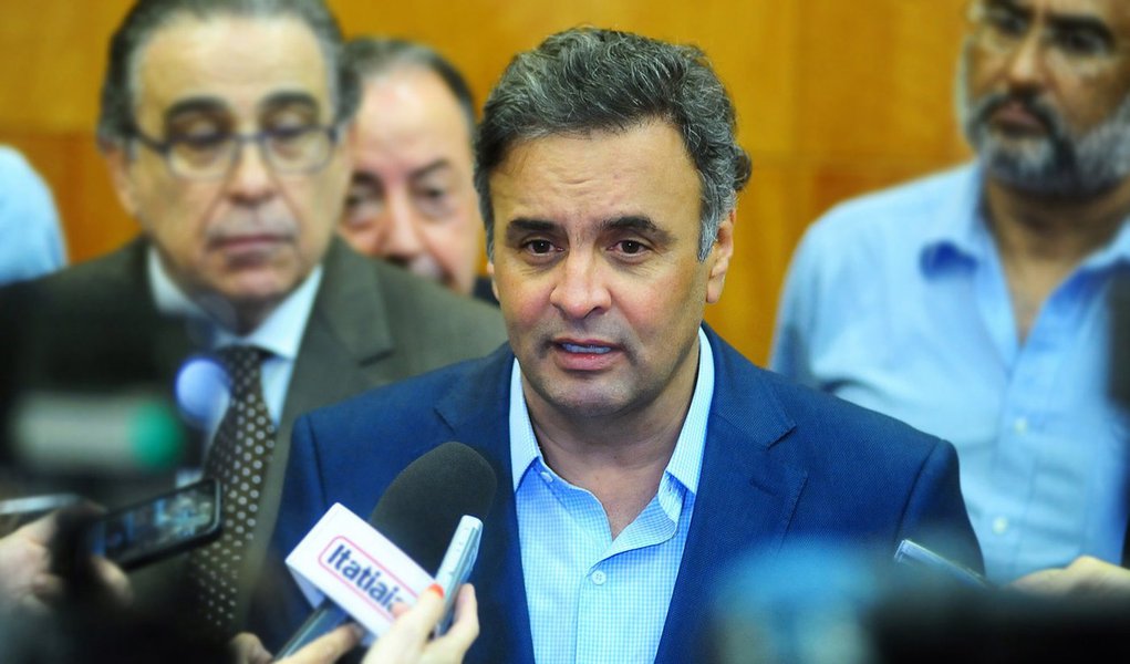 "Não trabalho com essa hipótese. Estamos fazendo aquilo que na democracia é permitido: acionar a Justiça pedindo investigação", comenta senador tucano, em entrevista; questionado se pensa em ser candidato novamente, presidente do PSDB afirma: "Não mesmo. Talvez já tenha cumprido o meu papel"; e cita Geraldo Alckmin; "é um nome colocado e tem todas as condições"; lembrado que recebeu doações de empresa da Lava Jato, pediu para que não se confunda "doação legal com corrupção, com crime"; doações de empreiteiras à campanha da presidente, no entanto, também foram registradas legalmente pelo PT (Foto: Gisele Federicce) www.brasil247.com - "Não trabalho com essa hipótese. Estamos fazendo aquilo que na democracia é permitido: acionar a Justiça pedindo investigação", comenta senador tucano, em entrevista; questionado se pensa em ser candidato novamente, presidente do PSDB afirma: "Não mesmo. Talvez já tenha cumprido o meu papel"; e cita Geraldo Alckmin; "é um nome colocado e tem todas as condições"; lembrado que recebeu doações de empresa da Lava Jato, pediu para que não se confunda "doação legal com corrupção, com crime"; doações de empreiteiras à campanha da presidente, no entanto, também foram registradas legalmente pelo PT