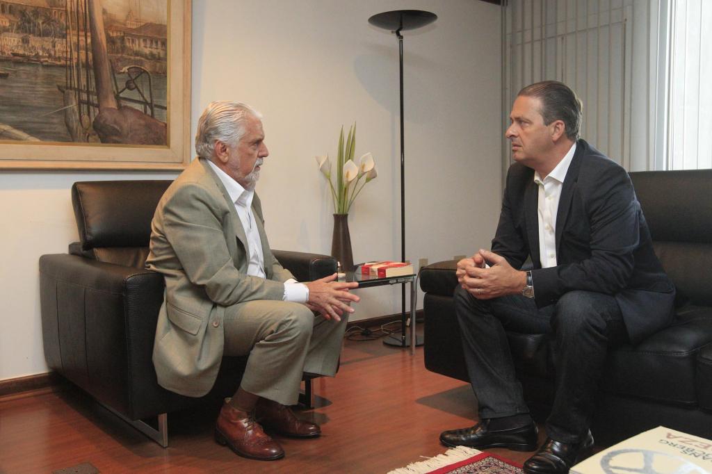 Reunião foi a portas fechadas, mas o Bahia 247 apurou que o governador de Pernambuco procurou Jaques Wagner para oficializar a saída do PSB de seu governo e comunicar pessoalmente a candidatura da senadora Lídice da Mata a governadora; e para mostrar que o rompimento está sacramentado, ele mandou recado a Wagner e Dilma na 'filiação simbólica' de Eliana Calmon; "Resolvemos trilhar um caminho mais complexo, porque não é simples mudar a engrenagem da política. Essa é a tarefa de pessoas como Eliana Calmon" (Foto: Romulo Faro) Reunião foi a portas fechadas, mas o Bahia 247 apurou que o governador de Pernambuco procurou Jaques Wagner para oficializar a saída do PSB de seu governo e comunicar pessoalmente a candidatura da senadora Lídice da Mata a governadora; e para mostrar que o rompimento está sacramentado, ele mandou recado a Wagner e Dilma na 'filiação simbólica' de Eliana Calmon; "Resolvemos trilhar um caminho mais complexo, porque não é simples mudar a engrenagem da política. Essa é a tarefa de pessoas como Eliana Calmon"