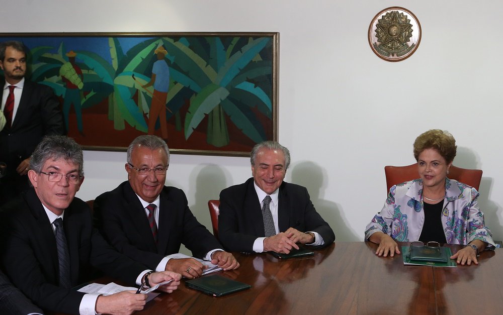 O governador Jackson Barreto reuniu-se na noite desta quarta (25), com Dilma, no Palácio do Planalto, em Brasília, onde, juntamente aos chefes de Executivos dos outros estados nordestinos, prestou solidariedade à presidente e solicitou a continuidade dos investimentos do Governo Federal na região; Para Sergipe, Jackson reivindicou a continuidade das obras do PAC e de financiamentos federais, realizados principalmente juntos ao BNDES e Caixa Econômica Federal (Foto: Valter Lima) O governador Jackson Barreto reuniu-se na noite desta quarta (25), com Dilma, no Palácio do Planalto, em Brasília, onde, juntamente aos chefes de Executivos dos outros estados nordestinos, prestou solidariedade à presidente e solicitou a continuidade dos investimentos do Governo Federal na região; Para Sergipe, Jackson reivindicou a continuidade das obras do PAC e de financiamentos federais, realizados principalmente juntos ao BNDES e Caixa Econômica Federal