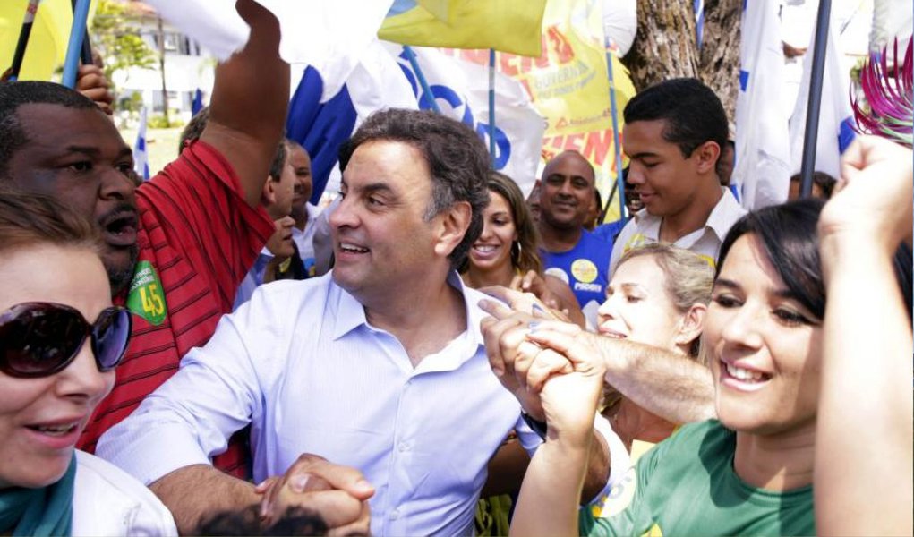 Presidenciável Aécio Neves afirmou que o evento ao qual participou, em Belo Horizonte, nesta quinta-feira 4, marca a arrancada para a sua candidatura chegar ao segundo turno; "O Brasil não está preparado para novas aventuras. Nossa candidatura é que levará o país a um porto seguro", acrescentou; o ex-governador de Minas também atrelou a presidenciável Marina Silva (PSB) ao PT e ao chamado 'mensalão' para conter o crescimento da ex-senadora nas pesquisas (Foto: Leonardo Lucena) Presidenciável Aécio Neves afirmou que o evento ao qual participou, em Belo Horizonte, nesta quinta-feira 4, marca a arrancada para a sua candidatura chegar ao segundo turno; "O Brasil não está preparado para novas aventuras. Nossa candidatura é que levará o país a um porto seguro", acrescentou; o ex-governador de Minas também atrelou a presidenciável Marina Silva (PSB) ao PT e ao chamado 'mensalão' para conter o crescimento da ex-senadora nas pesquisas