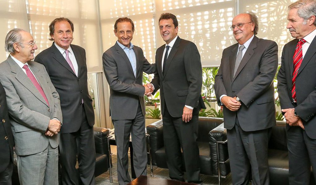 Presidente da Fiesp e pré-candidato a governador de São Paulo, Paulo Skaf (PMDB), se reuniu nesta quarta (16), com o deputado argentino Sergio Massa, considerado o candidato presidencial com mais chances de suceder Cristina Kirchner na Argentina; eles se encontraram na sede da federação e trocaram votos de boa sorte (Foto: Valter Lima) Presidente da Fiesp e pré-candidato a governador de São Paulo, Paulo Skaf (PMDB), se reuniu nesta quarta (16), com o deputado argentino Sergio Massa, considerado o candidato presidencial com mais chances de suceder Cristina Kirchner na Argentina; eles se encontraram na sede da federação e trocaram votos de boa sorte