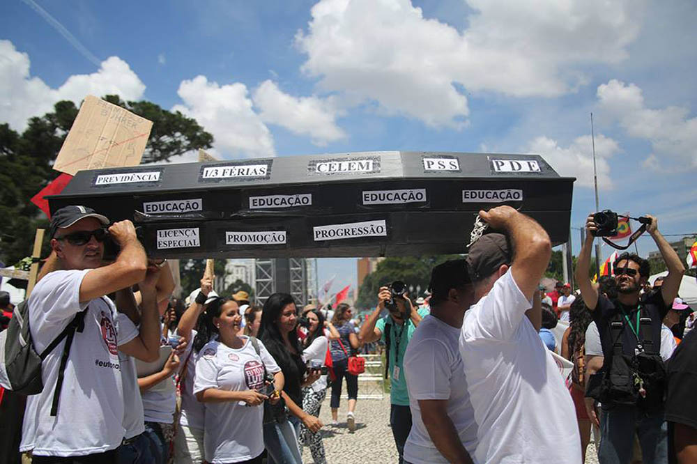 Curitiba- PR- Brasil- 25/02/2015- Cerca de 50 mil pessoas participam de protestos em favor dos professores da rede pública estadual de ensino do Paraná. Foto: Joka Madruga/ APP (Foto: Paulo Emílio) Curitiba- PR- Brasil- 25/02/2015- Cerca de 50 mil pessoas participam de protestos em favor dos professores da rede pública estadual de ensino do Paraná. Foto: Joka Madruga/ APP