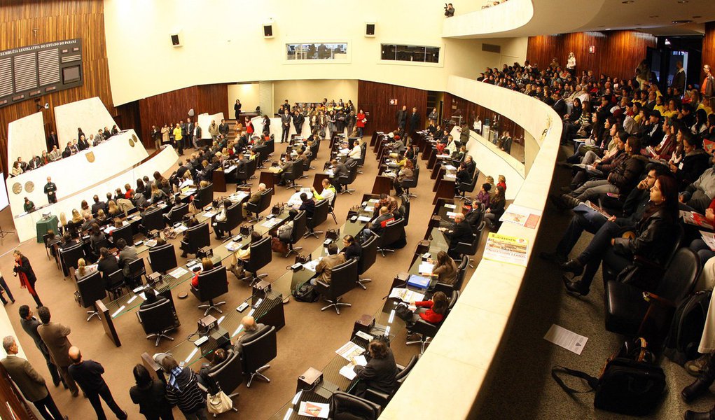 Uma semana após negar correção inflacionária de 8,17% aos professores e servidores do executivo, a Assembleia Legislativa do Paraná iniciará a votação do mesmo índice aos funcionários do poder judiciário; a mensagem deverá ser lida na sessão desta segunda-feira, 29, cuja data, coincidentemente, lembra dois meses do massacre no Centro Cívico; deputados Tadeu Veneri (PT) e Requião Filho, líder e vice-líder da oposição, já manifestaram apoio à reposição integral aos servidores do judiciário (Foto: Leonardo Lucena) Uma semana após negar correção inflacionária de 8,17% aos professores e servidores do executivo, a Assembleia Legislativa do Paraná iniciará a votação do mesmo índice aos funcionários do poder judiciário; a mensagem deverá ser lida na sessão desta segunda-feira, 29, cuja data, coincidentemente, lembra dois meses do massacre no Centro Cívico; deputados Tadeu Veneri (PT) e Requião Filho, líder e vice-líder da oposição, já manifestaram apoio à reposição integral aos servidores do judiciário