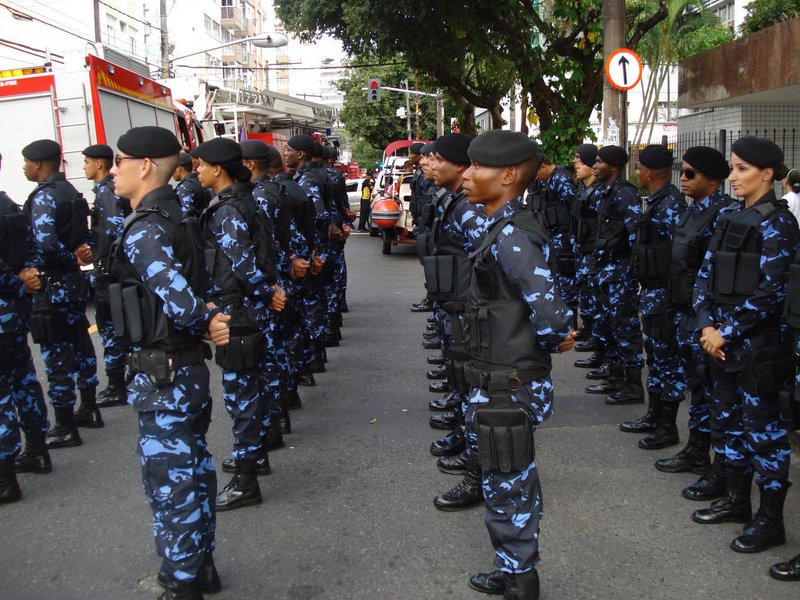 O problema da segurança pública da Bahia é tão grave que já beira o absurdo; 64 dos 142 postos da Guarda Municipal de Salvador foram desativados por falta de segurança para os próprios agentes; há diversas ocorrências de criminosos que não se intimidam com a presença dos guardas; "A partir do momento que é detectado algum tipo de intimidação é retirado o guarda municipal, já que ele vira um alvo fácil", diz Peterson Tanan, titular da Superintendência de Segurança Urbana e Prevenção à Violência, responsável pela Guarda (Foto: Romulo Faro) O problema da segurança pública da Bahia é tão grave que já beira o absurdo; 64 dos 142 postos da Guarda Municipal de Salvador foram desativados por falta de segurança para os próprios agentes; há diversas ocorrências de criminosos que não se intimidam com a presença dos guardas; "A partir do momento que é detectado algum tipo de intimidação é retirado o guarda municipal, já que ele vira um alvo fácil", diz Peterson Tanan, titular da Superintendência de Segurança Urbana e Prevenção à Violência, responsável pela Guarda