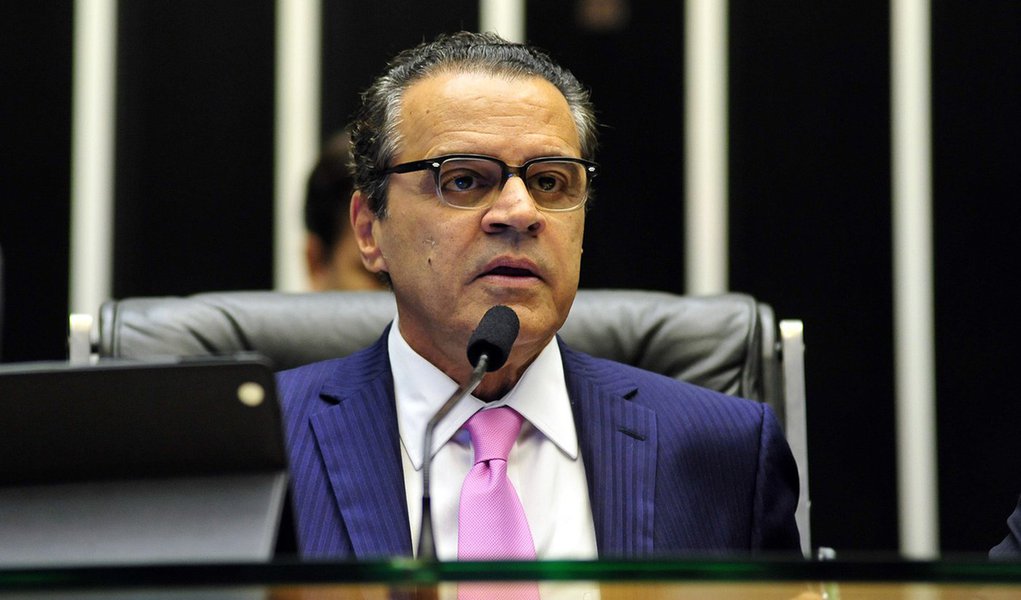 Presidente da Câmara, Henrique Eduardo Alves (PMDB) afirmou que se o deputado licenciado do PT resolver renunciar, ele acatará a decisão, com efeito imediato, o que significa a posse do suplente, mas que o processo por quebra de decoro no Conselho de Ética terá continuidade (Foto: Gisele Federicce) Presidente da Câmara, Henrique Eduardo Alves (PMDB) afirmou que se o deputado licenciado do PT resolver renunciar, ele acatará a decisão, com efeito imediato, o que significa a posse do suplente, mas que o processo por quebra de decoro no Conselho de Ética terá continuidade