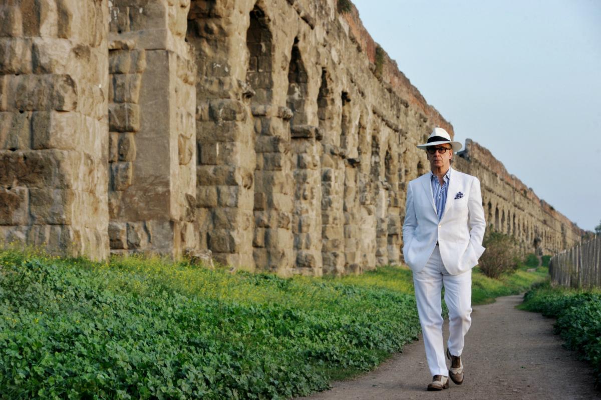 O ambicioso drama dirigido por Paolo Sorrentino lembra produções como "A Doce Vida" e "8 1/2", de Federico Fellini, ao retratar a alta sociedade de Roma e os temores existenciais de um artista (Foto: Leonardo Attuch) O ambicioso drama dirigido por Paolo Sorrentino lembra produções como "A Doce Vida" e "8 1/2", de Federico Fellini, ao retratar a alta sociedade de Roma e os temores existenciais de um artista
