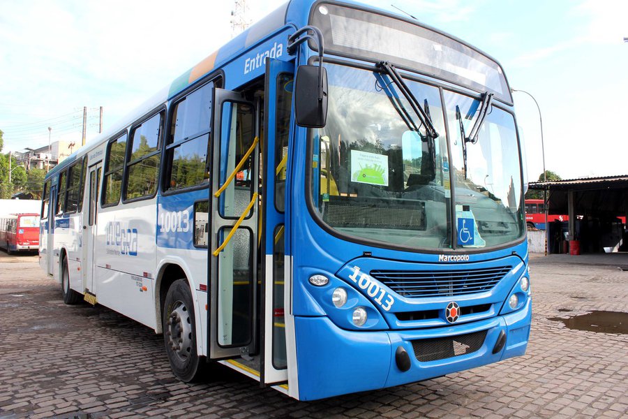 Como resultado do edital da licitação do serviço de transporte público de Salvador, 700 ônibus mais novos e modernos estarão circulando pelas ruas a partir de janeiro próximo; os veículos vão substituir parte da antiga frota, cuja idade média de uso é de oito anos; os novos ônibus já chegarão 100% adaptados para atender a pessoas com deficiência e terão a entrada de passageiros pela porta dianteira, invertendo o funcionamento atual do sistema (Foto: Romulo Faro) Como resultado do edital da licitação do serviço de transporte público de Salvador, 700 ônibus mais novos e modernos estarão circulando pelas ruas a partir de janeiro próximo; os veículos vão substituir parte da antiga frota, cuja idade média de uso é de oito anos; os novos ônibus já chegarão 100% adaptados para atender a pessoas com deficiência e terão a entrada de passageiros pela porta dianteira, invertendo o funcionamento atual do sistema