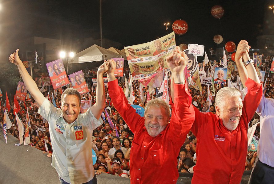 Na Bahia, ex-presidente evitou críticas duras a Marina Silva e exaltou "a capacidade" da presidente Dilma Rousseff; ele lembrou que as duas foram suas ministras e disse aos baianos o motivo de Dilma "ser mais preparada"; "Dilma e Marina foram minhas ministras. Quando escolhi Dilma, estava pensando numa família de 200 milhões de pessoas"; Lula mandou recado a Marina sobre o pré-sal e confrontou Aécio Neves sobre fama dos tucanos de pregar redução de salário para conter a inflação; "O futuro começou quando descobrimos o pré-sal. É muito fácil controlar a inflação diminuindo salário e desemprego" (Foto: Romulo Faro) Na Bahia, ex-presidente evitou críticas duras a Marina Silva e exaltou "a capacidade" da presidente Dilma Rousseff; ele lembrou que as duas foram suas ministras e disse aos baianos o motivo de Dilma "ser mais preparada"; "Dilma e Marina foram minhas ministras. Quando escolhi Dilma, estava pensando numa família de 200 milhões de pessoas"; Lula mandou recado a Marina sobre o pré-sal e confrontou Aécio Neves sobre fama dos tucanos de pregar redução de salário para conter a inflação; "O futuro começou quando descobrimos o pré-sal. É muito fácil controlar a inflação diminuindo salário e desemprego"