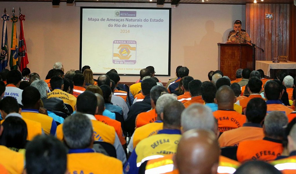 A Secretaria de Estado de Defesa Civil do Rio de Janeiro (Sedec-RJ) pretende investir no preparo da população e criar mais núcleos comunitários de Defesa Civil (Nudecs) para atuar no apoio emergencial e na prevenção de catástrofes; para escolher os locais onde serão criados os Nudecs, as entidades parceiras fizeram um mapeamento nos mais de 100 núcleos existentes no estado, localizados na região serrana, Baixada Fluminense, baixada litorânea, Costa Verde e nos municípios de Niterói e São Gonçalo, na região metropolitana (Foto: Leonardo Lucena) A Secretaria de Estado de Defesa Civil do Rio de Janeiro (Sedec-RJ) pretende investir no preparo da população e criar mais núcleos comunitários de Defesa Civil (Nudecs) para atuar no apoio emergencial e na prevenção de catástrofes; para escolher os locais onde serão criados os Nudecs, as entidades parceiras fizeram um mapeamento nos mais de 100 núcleos existentes no estado, localizados na região serrana, Baixada Fluminense, baixada litorânea, Costa Verde e nos municípios de Niterói e São Gonçalo, na região metropolitana
