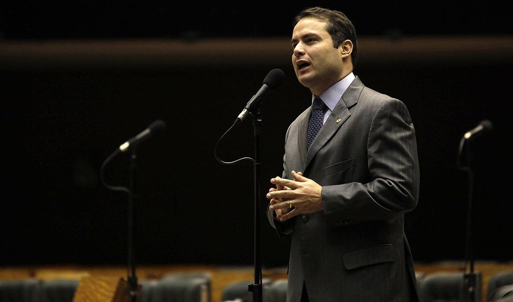 Com isso, o presidente do Senado, Renan Calheiros (PMDB), que era cotado para a vaga, vai permanecer no cargo; chapa terá o senador Fernando Collor de Mello (PTB) na disputa pela reeleição, com apoio do ex-presidente Lula e do próprio Renan (Foto: Roberta Namour) Com isso, o presidente do Senado, Renan Calheiros (PMDB), que era cotado para a vaga, vai permanecer no cargo; chapa terá o senador Fernando Collor de Mello (PTB) na disputa pela reeleição, com apoio do ex-presidente Lula e do próprio Renan