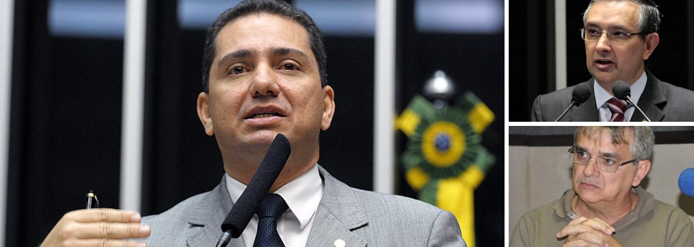 Deputado federal Mendonça Prado (DEM) voltou a fazer duras críticas ao senador Eduardo Amorim (PSC) e a seu irmão, Edivan Amorim; segundo o demista, os irmãos Amorim estão "desesperados" com as ações políticas dele; "A partir de agora farei um debate contundente. Não vou admitir que o nosso amado Estado caia nas garras afiadas de quem almeja chegar ao Poder para desviar a finalidade do patrimônio público. Sergipe é muito maior do que as ambições desmedidas de oportunistas desatinados", afirmou (Foto: Valter Lima) Deputado federal Mendonça Prado (DEM) voltou a fazer duras críticas ao senador Eduardo Amorim (PSC) e a seu irmão, Edivan Amorim; segundo o demista, os irmãos Amorim estão "desesperados" com as ações políticas dele; "A partir de agora farei um debate contundente. Não vou admitir que o nosso amado Estado caia nas garras afiadas de quem almeja chegar ao Poder para desviar a finalidade do patrimônio público. Sergipe é muito maior do que as ambições desmedidas de oportunistas desatinados", afirmou