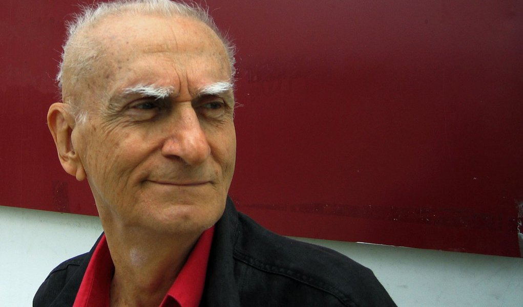 O autor de clássicos brasileiros como “O Auto da Compadecida” e “A Pedra do Reino”, Ariano Suassuna (86), deverá ter alta do hospital onde se encontra internado ainda essa semana. O escritor, que foi hospitalizado na última quarta-feira (21), após sofrer um infarto, se encontra em um apartamento do Real Hospital Português (RHP), no Recife; segundo os médicos, Ariano passa bem e o seu quadro de saúde evolui conforme o esperado (Foto: Paulo Emílio) O autor de clássicos brasileiros como “O Auto da Compadecida” e “A Pedra do Reino”, Ariano Suassuna (86), deverá ter alta do hospital onde se encontra internado ainda essa semana. O escritor, que foi hospitalizado na última quarta-feira (21), após sofrer um infarto, se encontra em um apartamento do Real Hospital Português (RHP), no Recife; segundo os médicos, Ariano passa bem e o seu quadro de saúde evolui conforme o esperado