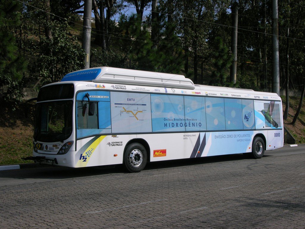 Desde segunda-feira 22 circulam em São Paulo os primeiros ônibus de transporte urbano movidos a hidrogênio; os veículos têm tecnologia de propulsão que não emite poluentes; de acordo com o Ministério de Meio Ambiente, esses ônibus apresentam 45% de energia renovável, 31% a mais que o resto do mundo, o que coloca o Brasil em posição de destaque mundial (Foto: Gisele Federicce) Desde segunda-feira 22 circulam em São Paulo os primeiros ônibus de transporte urbano movidos a hidrogênio; os veículos têm tecnologia de propulsão que não emite poluentes; de acordo com o Ministério de Meio Ambiente, esses ônibus apresentam 45% de energia renovável, 31% a mais que o resto do mundo, o que coloca o Brasil em posição de destaque mundial