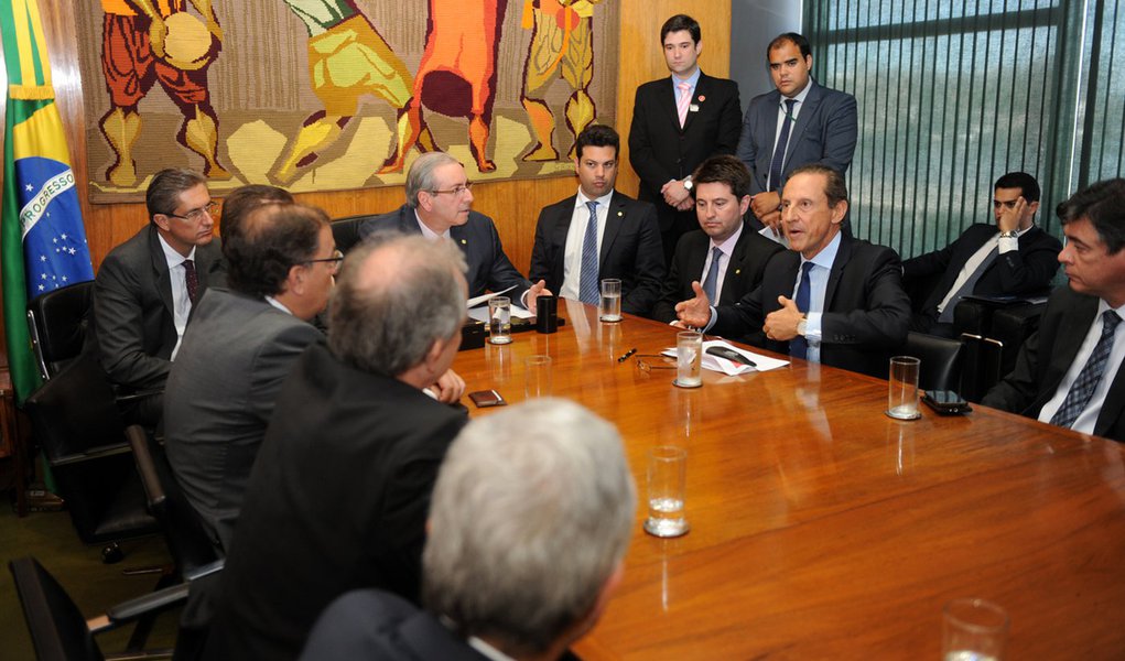 Em passagem por Brasília, Paulo Skaf, o presidente da Federação das Indústrias de São Paulo (Fiesp), levou ao vice-presidente da República, Michel Temer, e ao presidente da Câmara, Eduardo Cunha (PMDB) a preocupação dos empresários com a chamada pauta bomba em votação na casa: “Hoje a grande crise é a crise política que contamina a economia. O Brasil não merece isto que está acontecendo”, disse; ele se reuniu com parlamentares a fim de defender a alteração, pelo Senado, no projeto de reoneração das folhas de pagamento aprovado pela Câmara (Foto: Roberta Namour) Em passagem por Brasília, Paulo Skaf, o presidente da Federação das Indústrias de São Paulo (Fiesp), levou ao vice-presidente da República, Michel Temer, e ao presidente da Câmara, Eduardo Cunha (PMDB) a preocupação dos empresários com a chamada pauta bomba em votação na casa: “Hoje a grande crise é a crise política que contamina a economia. O Brasil não merece isto que está acontecendo”, disse; ele se reuniu com parlamentares a fim de defender a alteração, pelo Senado, no projeto de reoneração das folhas de pagamento aprovado pela Câmara