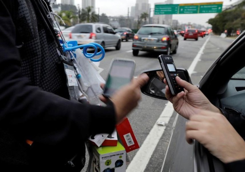 Cielo vai vender celulares que funcionam como máquinas leitoras de cartão Cielo vai vender celulares que funcionam como máquinas leitoras de cartão