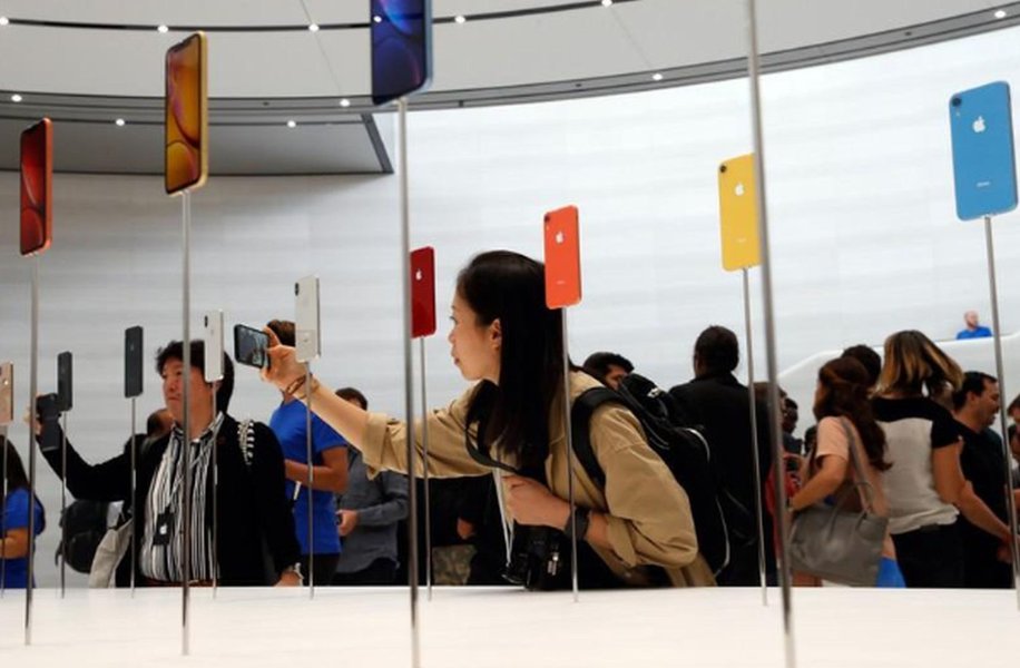 EUA poupam aparelhos da Apple em tarifas, mas atingem serviços de nuvem EUA poupam aparelhos da Apple em tarifas, mas atingem serviços de nuvem