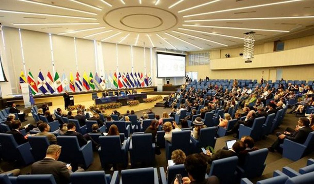 Líderes da Europa e AL denunciam perseguição a Lula, Kirchner e Correa Líderes da Europa e AL denunciam perseguição a Lula, Kirchner e Correa