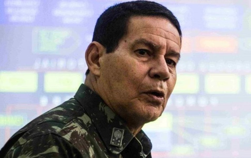 Mourão diz que frase sobre mães e avós foi 'constatação' e ataca homens pobres Mourão diz que frase sobre mães e avós foi 'constatação' e ataca homens pobres