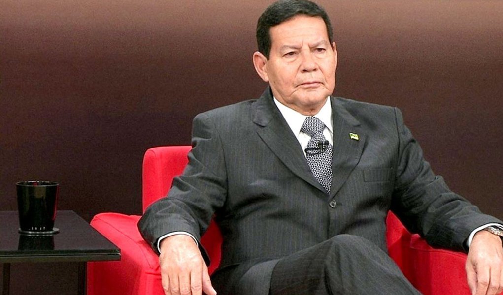 Casa só com 'mãe e avó' é 'fábrica de desajustados' para tráfico, diz Mourão Casa só com 'mãe e avó' é 'fábrica de desajustados' para tráfico, diz Mourão