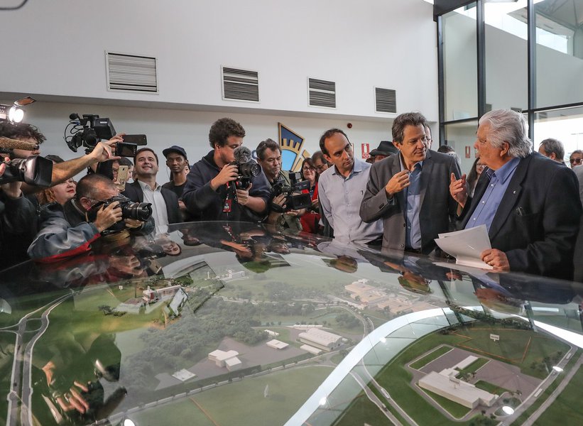 Haddad visita Embraer e diz que foi um erro vender nosso patrimônio (Foto: Ricardo Stuckert) Haddad visita Embraer e diz que foi um erro vender nosso patrimônio