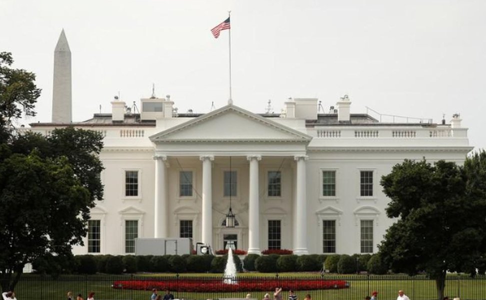 Casa Branca de Trump promete aumentar ofensiva virtual contra hackers Casa Branca de Trump promete aumentar ofensiva virtual contra hackers