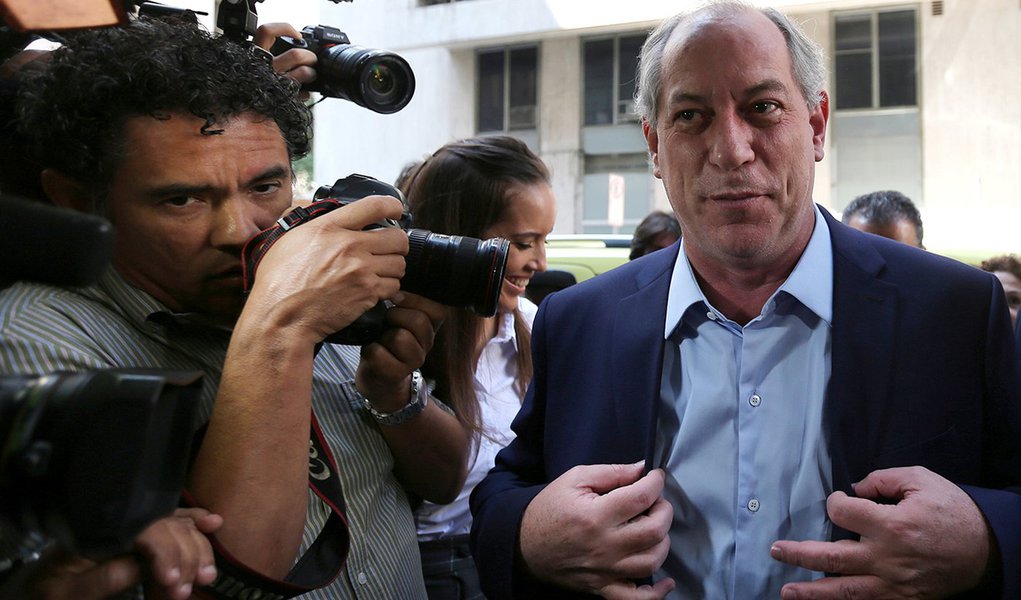 Omissão e submissão que alimentam a estupidez do capitão Bolsonaro (Foto: REUTERS/Sergio Moraes) Omissão e submissão que alimentam a estupidez do capitão Bolsonaro