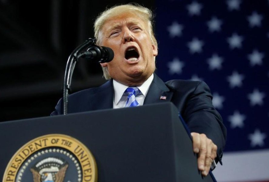 Trump acusa mídias sociais de "silenciarem milhões" de pessoas Trump acusa mídias sociais de "silenciarem milhões" de pessoas