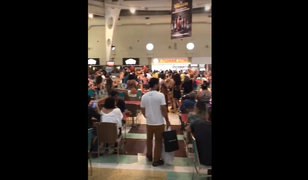 Centenas de pessoas fazem Lulaço em Aracaju Centenas de pessoas fazem Lulaço em Aracaju