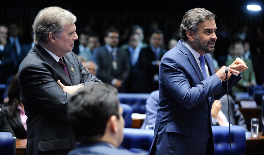 Tucanos querem expulsar Aécio após novo escândalo Tucanos querem expulsar Aécio após novo escândalo