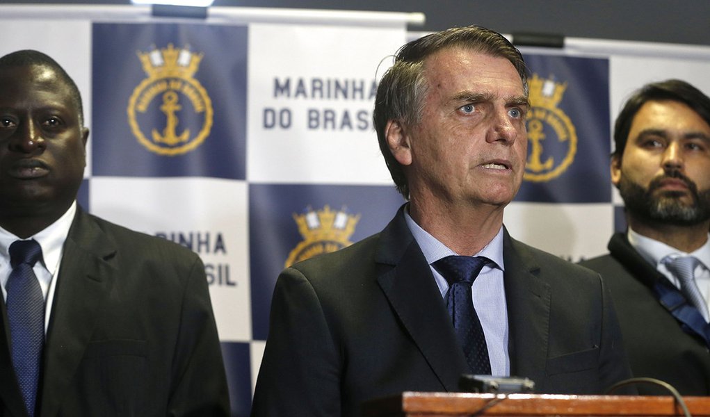 Explicação de Bolsonaro sobre escândalo ao lado de símbolos militares irritou oficiais (Foto: Tânia Rêgo/Agência Brasil) Explicação de Bolsonaro sobre escândalo ao lado de símbolos militares irritou oficiais