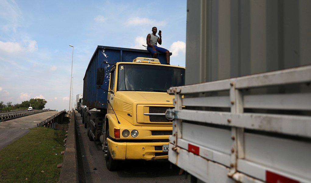Caminhoneiros bloqueiam a Via Dutra na manhã desta segunda (Foto: REUTERS/Pilar Olivares) Caminhoneiros bloqueiam a Via Dutra na manhã desta segunda
